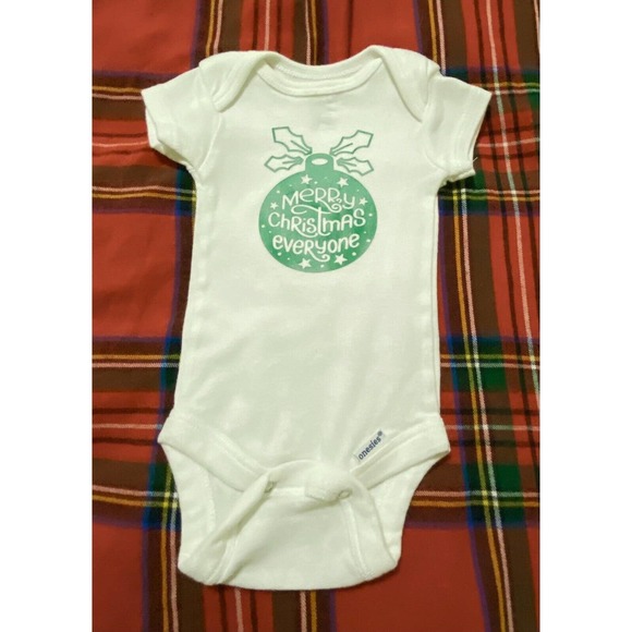 New Merry Christmas Everyone Gerber Organic Onesie Newborn - Picture 1 of 2